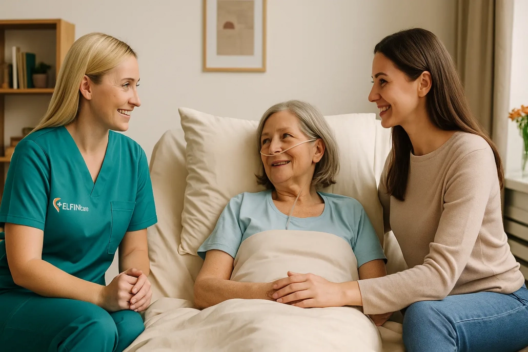 Eine ältere Frau liegt im Bett und trägt einen Sauerstoffschlauch. Neben ihr sitzt eine Angehörige, die ihre Hand hält, und eine Pflegekraft in türkisfarbener Elfin Care Kleidung. Alle drei lächeln sich an.