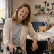 frau (80 x 80 px) Frau sitzt zu Hause entspannt auf einem Sofa und blickt nachdenklich in die Kamera – Symbolbild für ambulante Intensivpflege zu Hause, die Patientinnen und Patienten ein selbstbestimmtes Leben im vertrauten Umfeld ermöglicht.
